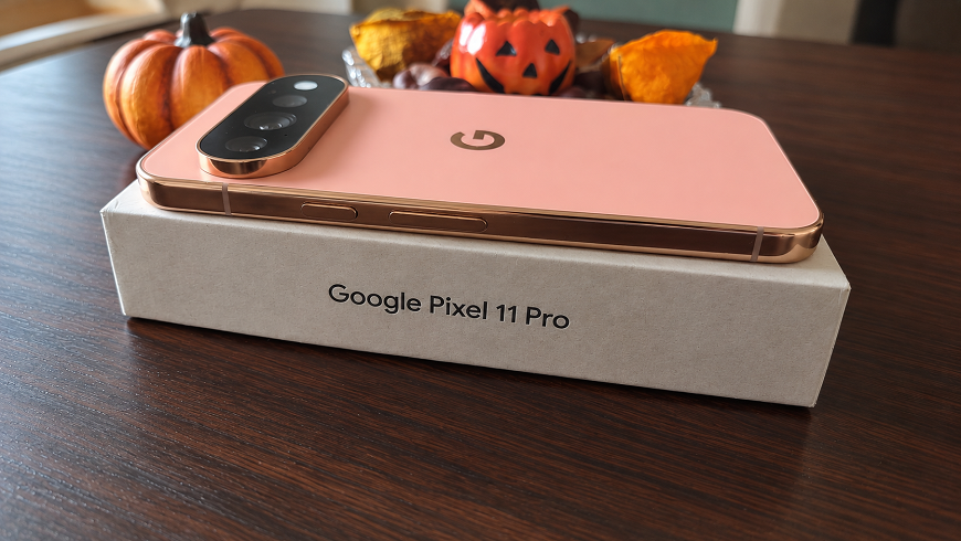 Google Pixel 11 Pre položený chrbtom nahor na krabičke.