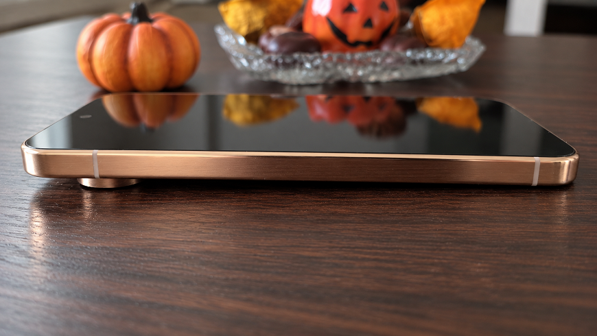 Telefón Google Pixel 11 Pro leží položený na stole displejom hore.