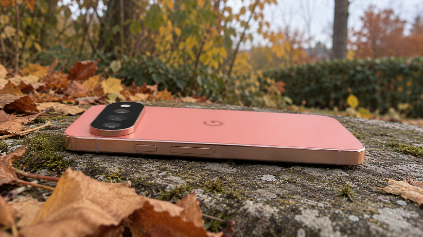 Telefón Google Pixel 11 Pre položený na displeji. Detail na fotografickú sústavu.