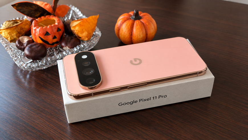 Telefón Google Pixel 11 Pro na krabičke. Vedľa je jesenná výzdoba z tekvíc a gaštanov.