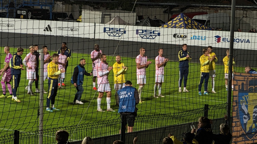 Futbalový zápas fotený mobilom Google Pixel 11 Pro.
