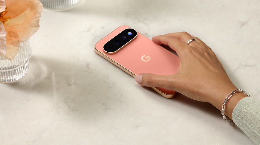 Žena drží v ruke mobil Google Pixel 11 Pro na stole.