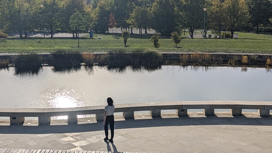 Fotografie ženy pri rieke fotená mobilom Google Pixel 11 Pro.