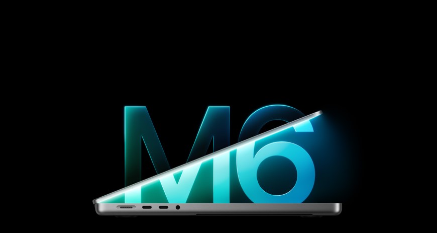 Metaforické vyobrazenie polootvoreného notebooku MacBook Pro s modrým nápisom M6, zasadeným do čierneho pozadia
