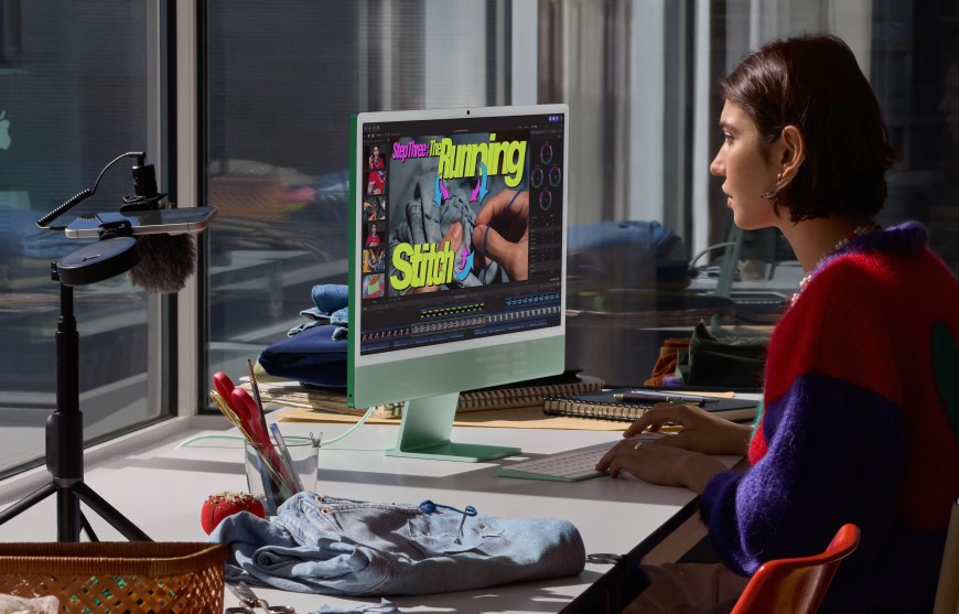 Žena pracujúca v kancelárii na all-in-one počítači iMac M6 v zelenom prevedení