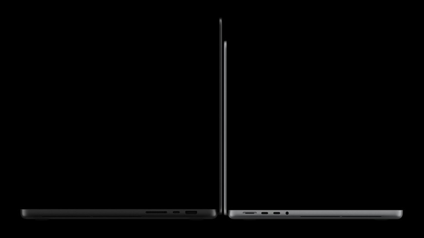 Láska na prvý PROLED! Apple do tretice všetkého nového predstavil prvý dotykový MacBook Pro Pohľad zboku na dve o seba sa opierajúce varianty MacBooku Pro s PROLED displejom
