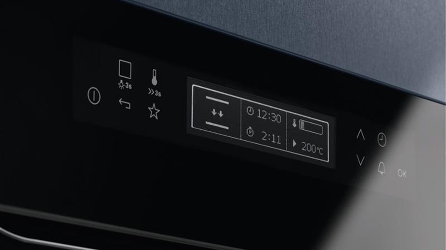 Ako vybrať sporák, rúru alebo varnú dosku? Ovládací panel s displejom na rúre Electrolux.