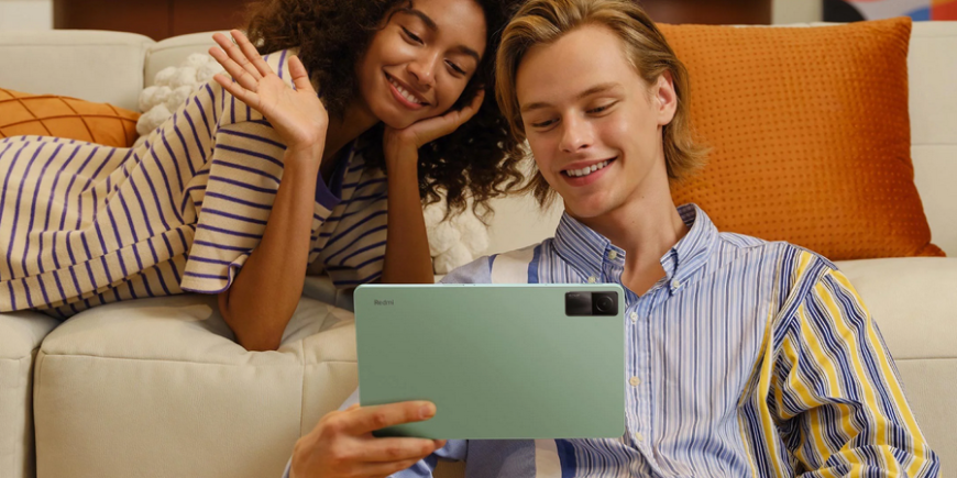 Ako vybrať tablet? dvaja mladí ľudia videotelefonujú pomocou tabletu