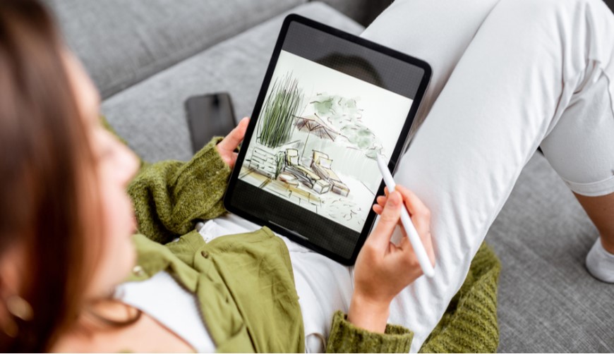 Ako vybrať tablet? žena leží na pohovke a pracuje na grafickom tablete pomocou stylusu
