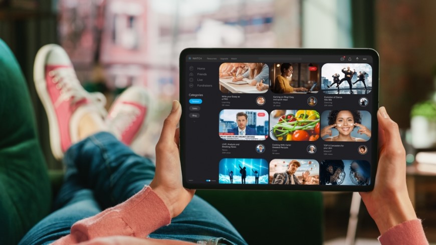 Ako vybrať tablet? osoba odpočíva s tabletom