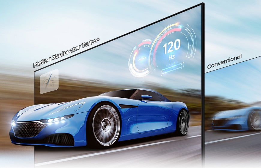 Smart televízor zobrazuje modré športové auto prechádzajúce cez rám.