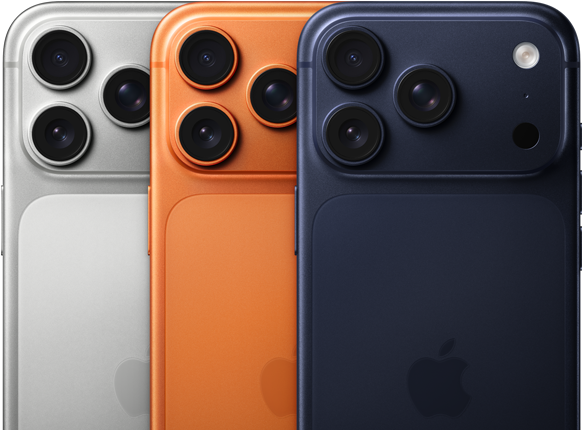 Tri modely iPhonu 17 Pro, pohľad zozadu, strieborná, kozmická oranžová a temná modrá farba, navzájom sa prekrývajú, vidíme ich len čiastočne. Všetky tri modely majú sústavu kamier Pro Fusion v ľavom hornom rohu, tri objektívy, mikrofón, blesk, logo Apple uprostred
