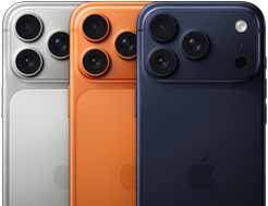 Tri modely iPhonu 17 Pro, pohľad zozadu, strieborná, kozmická oranžová a temná modrá farba, navzájom sa prekrývajú, vidíme ich len čiastočne. Všetky tri modely majú sústavu kamier Pro Fusion v ľavom hornom rohu, tri objektívy, mikrofón, blesk, logo Apple uprostred