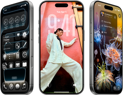 Tri iPhony 17 Pro z rôznych uhlov s tromi rôznymi obrazovkami iOS 26 vrátane plochy s dizajnom Liquid Glass, pozadia a apky Fotky