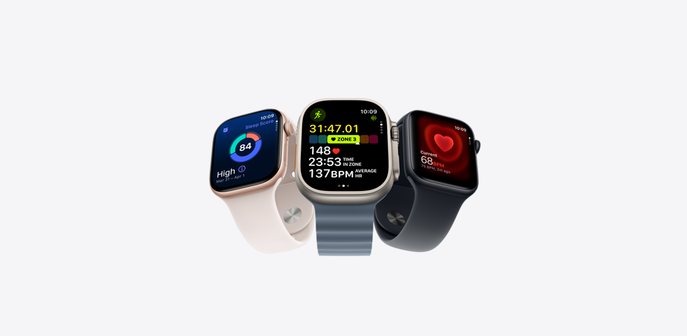 Vidíme tri rozličné modely Apple Watch na bielom pozadí