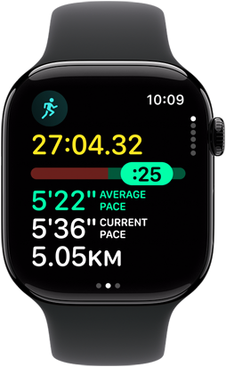 Apple Watch Series 11, hliníkový kryt, temná čierna farba, tréning beh, metriky: čas, srdcová frekvencia, aktuálne tempo, priemerné tempo, vzdialenosť. pravá strana, korunka Digital Crown, športový remienok, čierna farba