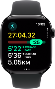Apple Watch Series 11, hliníkový kryt, temná čierna farba, tréning beh, metriky: čas, srdcová frekvencia, aktuálne tempo, priemerné tempo, vzdialenosť. pravá strana, korunka Digital Crown, športový remienok, čierna farba