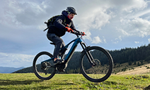 cyklista na trekingovom elektrobicykli