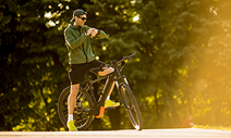 cyklista na elektrobicykli